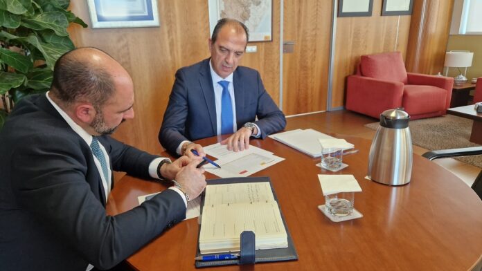 El consejero de Sanidad del Gobierno de Aragón, José Luis Bancalero Flores, y el alcalde de Barbastro, Fernando Torres,