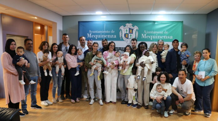 Mequinenza da la bienvenida a los 12 nacidos en 2024 en la localidad con la entrega de los cheques bebé