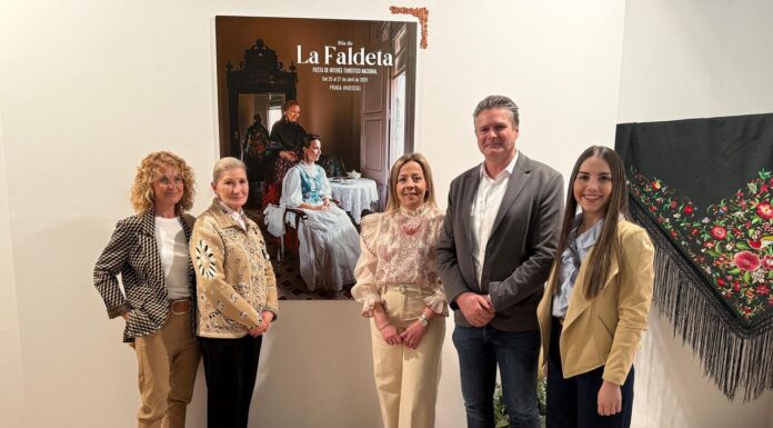 Fraga ensalza el peinado de picaporte en el cartel de La Faldeta 2025