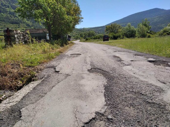 Carretera de acceso a Oliván