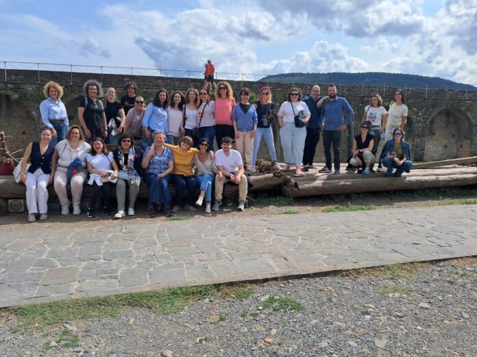 Algunos de los asistentes en la nabata del Castillo de Aínsa_
