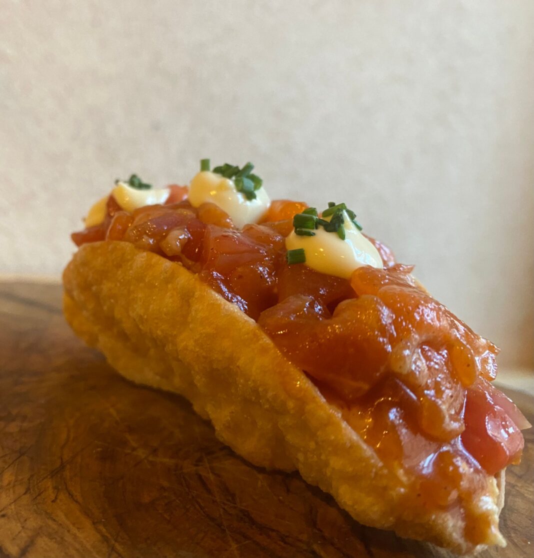 1 MEJOR TAPA FESTIVAL VINO SOMONTANO 2025 Taco japo tartar trucha y tomate rosa de Barbastro L'USUELLA