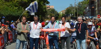 Miles de personas arropan la salida de La Vuelta en Monzón