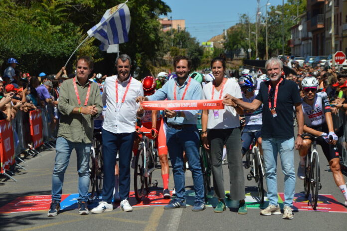 Miles de personas arropan la salida de La Vuelta en Monzón