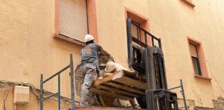 El escudo nobiliario que fue extraído en enero regresa a la fachada de Casa Lafuerza