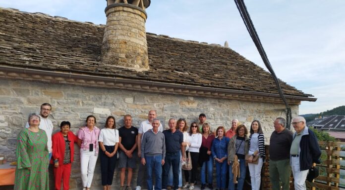Boltaña celebra el Día del Turismo con la colocación de una cápsula del tiempo y un emotivo homenaje a su brigada municipal