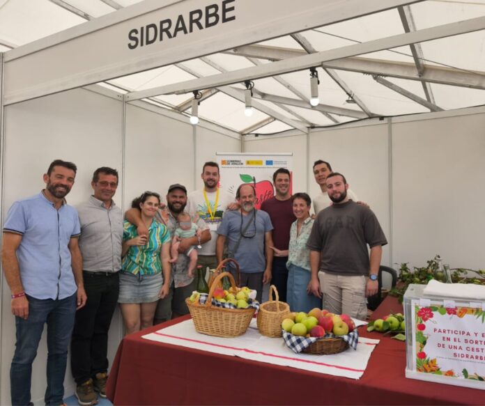 Miembros del proyecto de cooperación Sidrarbe en la pasada Expoferia_
