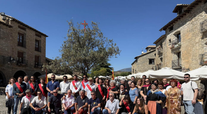Aínsa celebra su día grande con una multitudinaria ofrenda floral al monumento de la Carrasca y la Cruz de Sobrarbe