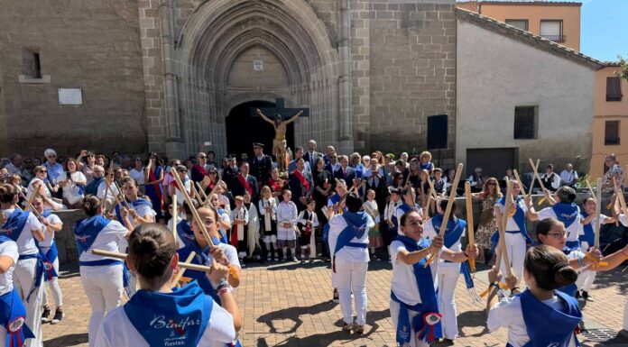 Binéfar honra con flores y el paloteao a su patrón, el Santo Cristo de los Milagros