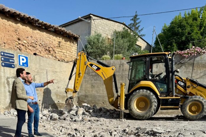 REDUCIDA José Lorenzo Rabal, acalde de Secastilla, e Isaac Claver vistando unas obras en la localidad