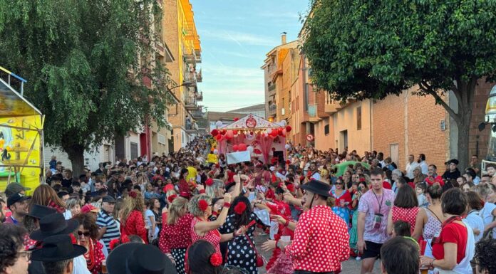 Binéfar inicia cinco días de fiestas con un concurrido desfile y acento musical