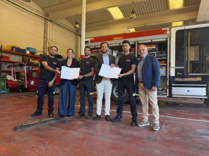 Firma del acuerdo en el parque de bomberos de Barbastro