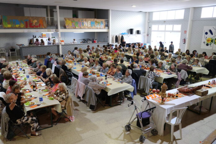 La Asociación de la Mujer Mequinenzana “La Dona” presentó su nueva junta en el transcurso de la celebración de la Castañada
