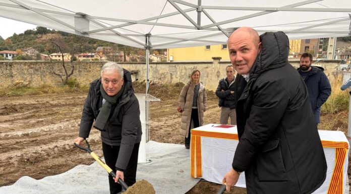 Octavio López coloca la primera piedra de las 15 viviendas de Boltaña destinadas a los trabajadores del sector turístico