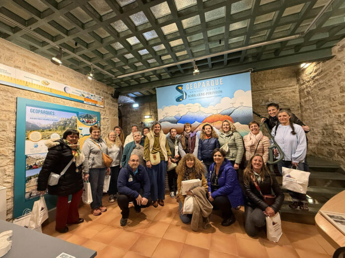Foto de familia en la oficina del Geoparque_