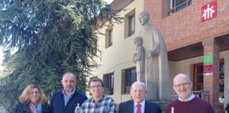 Ferroglobe regala una pequeña réplica de la estatua del colegio de Monzón a los Salesianos