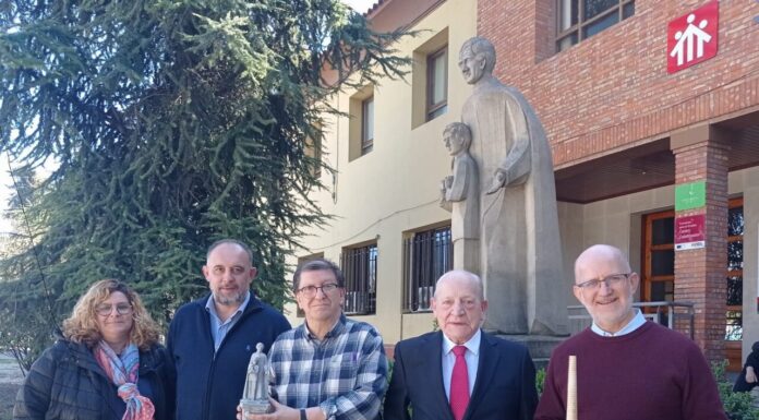 Ferroglobe regala una pequeña réplica de la estatua del colegio de Monzón a los Salesianos