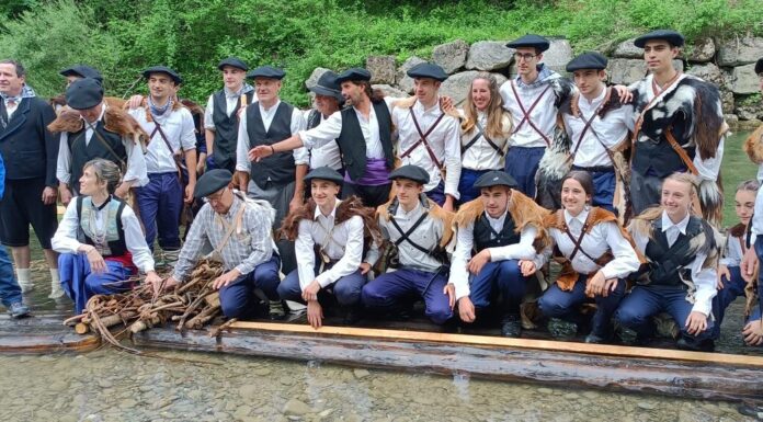 Sobrarbe y Navarra sellan su unión en el primer descenso conjunto de nabateros y almadieros en el río Esca