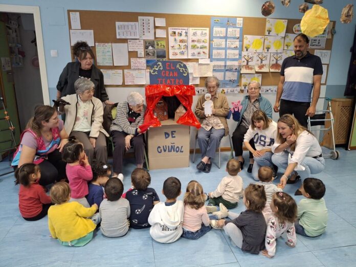 Las aulas de la Escuela Infantil Comarcal en Grañén acogen el programa de convivencia intergeneracional “Conmuévete”