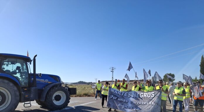 El séptimo “Martes Negro” reclama mejoras urgentes en las carreteras A-1211 y A-1214 en Los Monegros