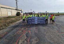 El octavo «Martes Negro» vuelve a denunciar el abandono y el peligroso estado de la intersección entre las carreteras A-131 y la A-129 en Sariñena