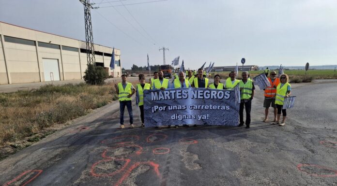 El octavo «Martes Negro» vuelve a denunciar el abandono y el peligroso estado de la intersección entre las carreteras A-131 y la A-129 en Sariñena