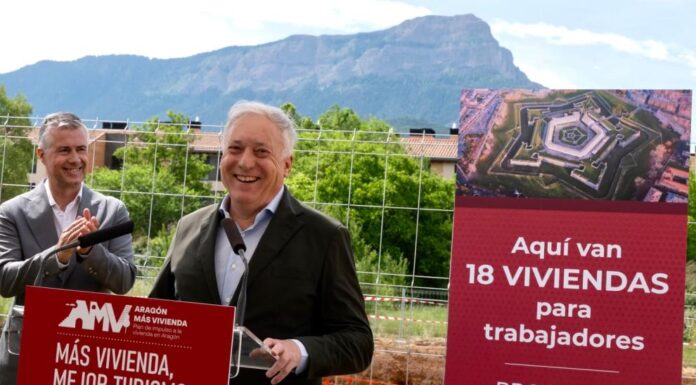 Octavio López preside el acto de colocación de la primera piedra de las 18 viviendas de Jaca para trabajadores