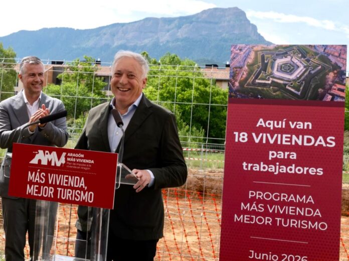 Octavio López preside el acto de colocación de la primera piedra de las 18 viviendas de Jaca para trabajadores