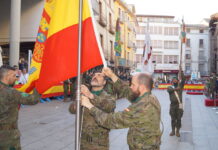 Barbastro rinde homenaje a su historia militar con un solemne arriado de bandera en la Plaza del Mercado y celebra el Día de las Fuerzas Armadas