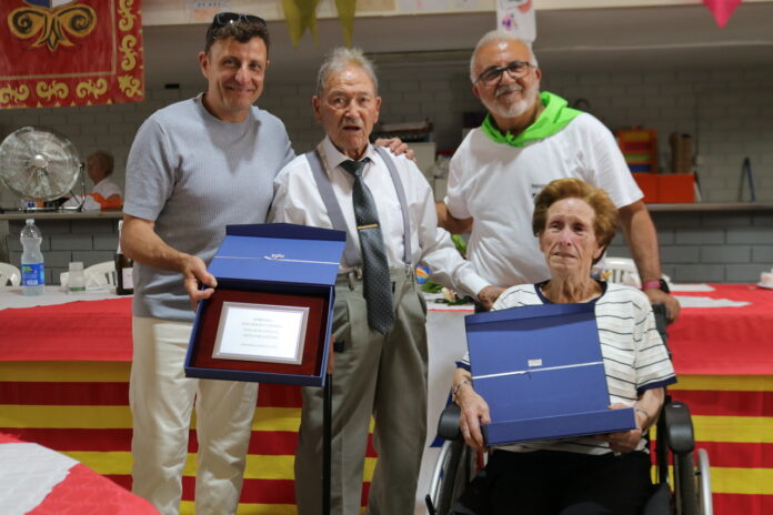 Los nonagenarios Josefa Novials y José Roca reciben el homenaje de la Asociación de Pensionistas y Jubilados de Mequinenza