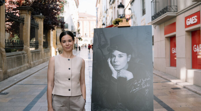 Laia Costa recibe el premio Ciudad de Huesca ‘Carlos Saura’ y vincula los inicios de su carrera con el universo creativo del cineasta aragonés