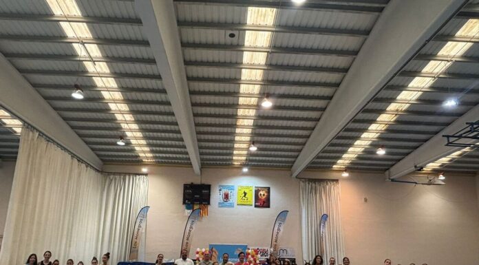 Más de cien participantes brillaron en la exhibición de la Escuela Comarcal de Gimnasia Rítmica y Dance Kids que pone el broche final al curso
