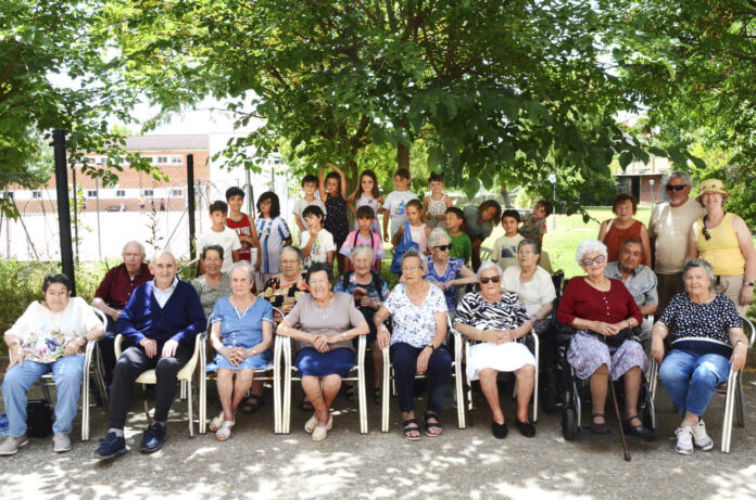 foto grupo intergeneraciona_niños y abuelos_Easy-Resize.com