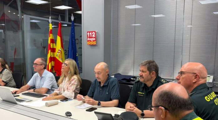 Un amplio dispositivo trabaja para frenar el incendio forestal declarado este lunes en Las Peñas de Riglos