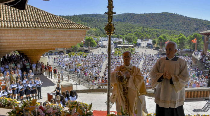 «Torreciudad se ha convertido en una verdadera escuela de fe», afirma mons. Alejandro Arellano durante la 34ª Jornada Mariana de la Familia