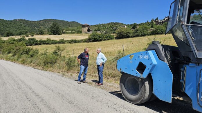 Álvaro Bescós junto al alcalde José Antonio Plasencia en su visita a Sinués_Easy-Resize.com