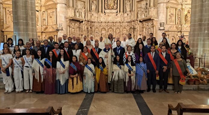 Más de medio millar de personas rinden honores a la Virgen del Pueyo en la Ofrenda de las Fiestas de la Natividad de Nuestra Señora