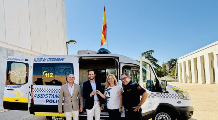 El Ayuntamiento de Madrid y Monzón firman la cesión gratuita de un vehículo de atención ciudadana