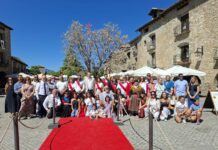 Aínsa abre su tradicional ofrenda floral a los pueblos de Sobrarbe con Boltaña como primera invitada