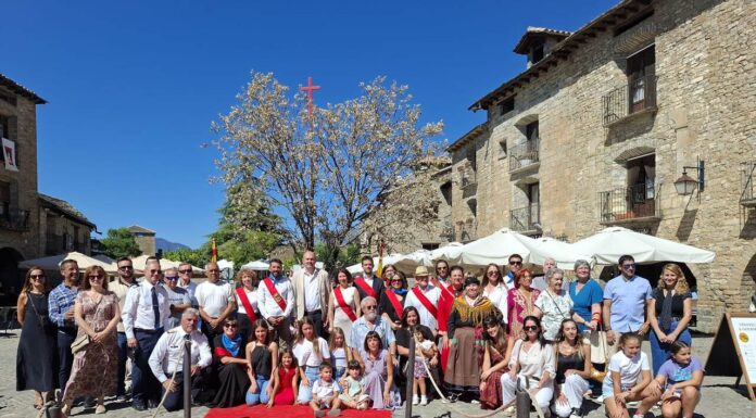 Aínsa abre su tradicional ofrenda floral a los pueblos de Sobrarbe con Boltaña como primera invitada