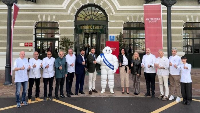 Isaac Claver, Lorena Orduna, Mónica Rius y Miguel Pereda con los cocineros con estrella Michelín de la provincia