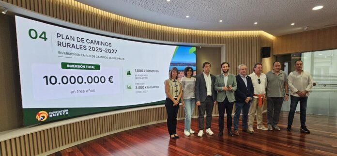 Isaac Claver y Álvaro Bescós con los representantes de los sindicatos agrarios