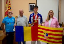 Robert Mironescu recibe el escudo del Ayuntamiento de Tamarite de Litera