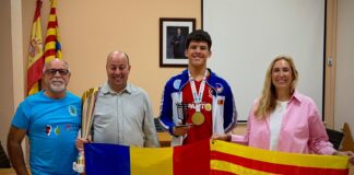 Robert Mironescu recibe el escudo del Ayuntamiento de Tamarite de Litera