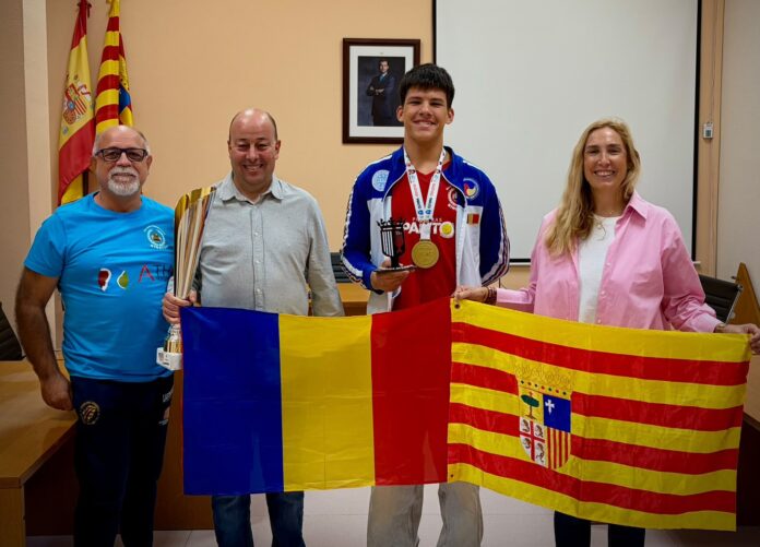 ROBERT MIRONESCU RECIBE EL ESCUDO DEL AYUNTAMIENTO