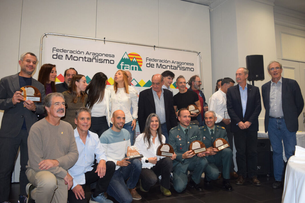 a Foto-de-familia-de-los-premiados_Easy-Resize.com